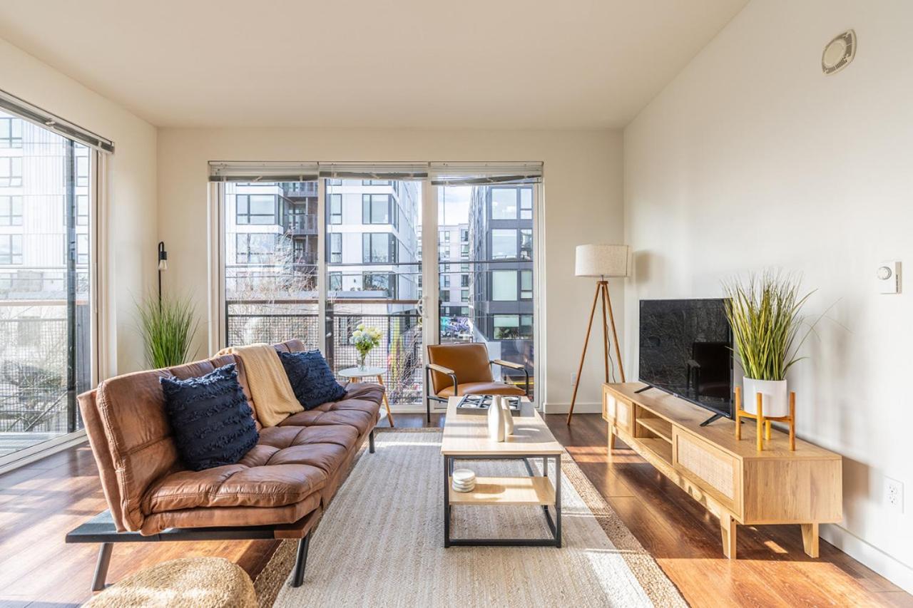 Apartment Close Downtown Modern - Pet Friendly, Wifi, Rooftop Views *